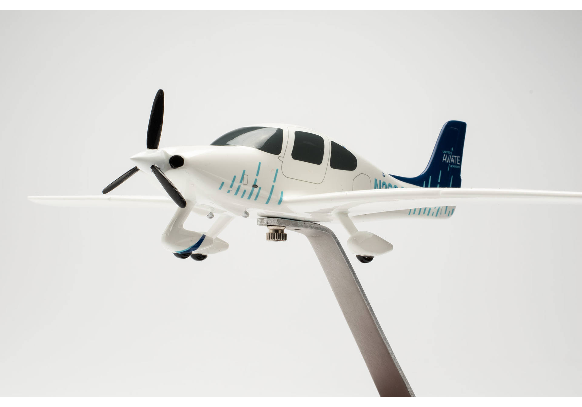 United Aviate Academy Cirrus SR20 - N233AV